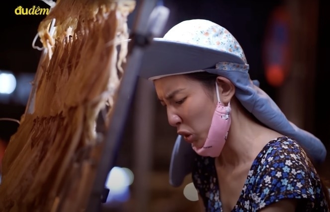 Cười lăn lộn với loạt biểu cảm của Hoa hậu Thùy Tiên khi đi bán khô mực vỉa hè