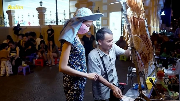 Cười lăn lộn với loạt biểu cảm của Hoa hậu Thùy Tiên khi đi bán khô mực vỉa hè