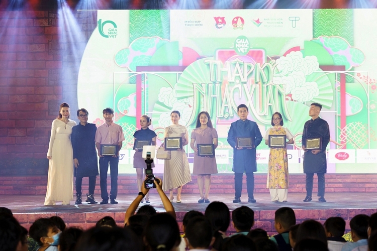 Cẩm Ly, Hồ Ngọc Hà diện áo dài ra mắt 'Gala nhạc Việt', trao 700 phần quà cho trẻ em đón Tết