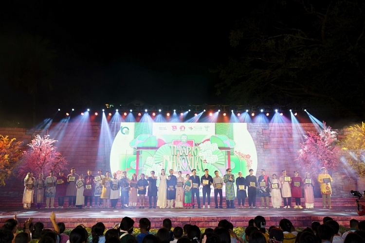 Cẩm Ly, Hồ Ngọc Hà diện áo dài ra mắt 'Gala nhạc Việt', trao 700 phần quà cho trẻ em đón Tết