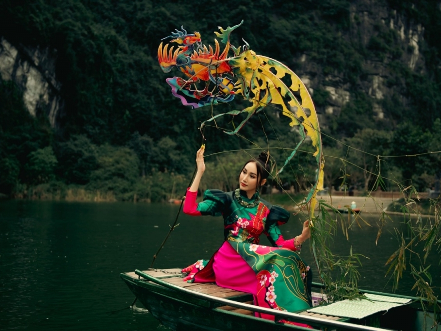 Hoa hậu Đoàn Hồng Trang mang cây Nêu ngày Tết quảng bá du lịch Tràng An