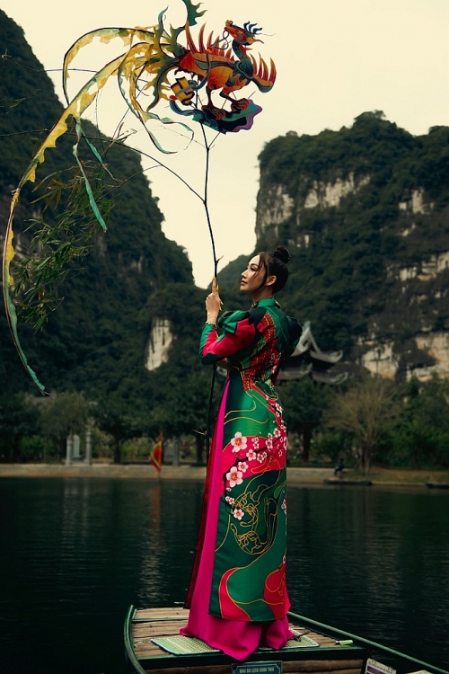 Hoa hậu Đoàn Hồng Trang mang cây Nêu ngày Tết quảng bá du lịch Tràng An