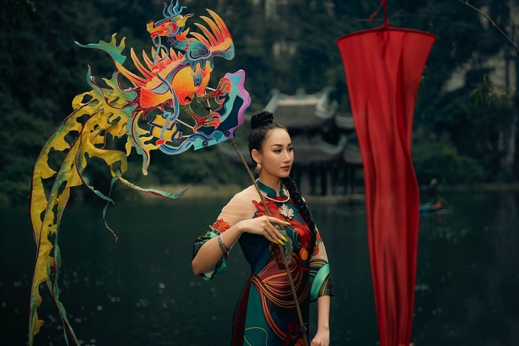 Hoa hậu Đoàn Hồng Trang mang cây Nêu ngày Tết quảng bá du lịch Tràng An