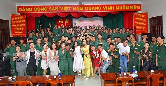 Diễn viên Đoàn Minh Tài và 'Miss Peace Vietnam 2022' Ban Mai trao quà Tết cho chiến sĩ Côn Đảo
