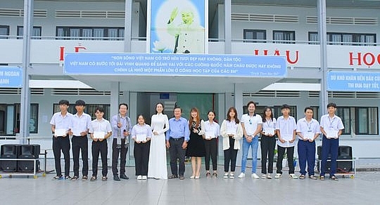 Diễn viên Đoàn Minh Tài và 'Miss Peace Vietnam 2022' Ban Mai trao quà Tết cho chiến sĩ Côn Đảo