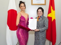 Mai Ngô nhận bằng khen của Đại sứ quán Việt Nam tại Nhật