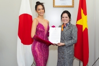 Mai Ngô nhận bằng khen của Đại sứ quán Việt Nam tại Nhật