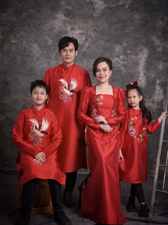 Gia đình 3 thế hệ của MC Hồng Phúc tung ảnh áo dài đón Tết 2023