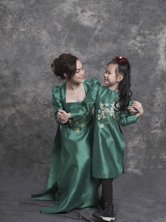 Gia đình 3 thế hệ của MC Hồng Phúc tung ảnh áo dài đón Tết 2023
