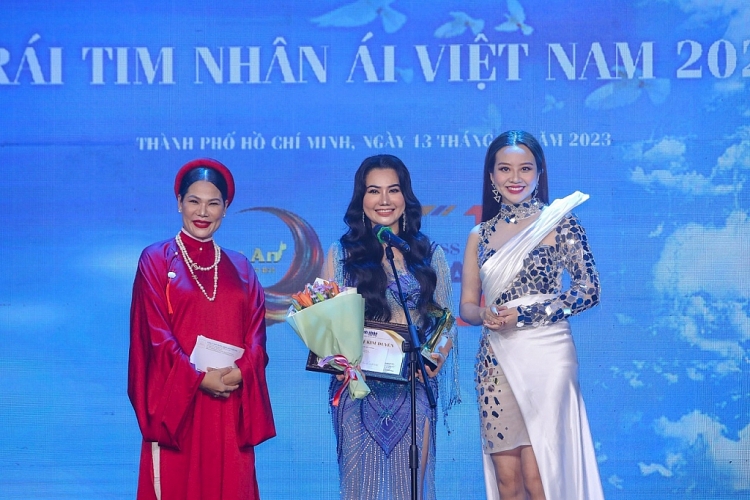 NSƯT Trịnh Kim Chi, Hoa hậu Ngọc Diễm trao giải cho các gương mặt 'Đại sứ nhân ái Việt Nam 2022'