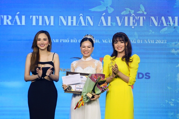 NSƯT Trịnh Kim Chi, Hoa hậu Ngọc Diễm trao giải cho các gương mặt 'Đại sứ nhân ái Việt Nam 2022'