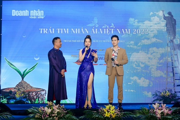 NSƯT Trịnh Kim Chi, Hoa hậu Ngọc Diễm trao giải cho các gương mặt 'Đại sứ nhân ái Việt Nam 2022'