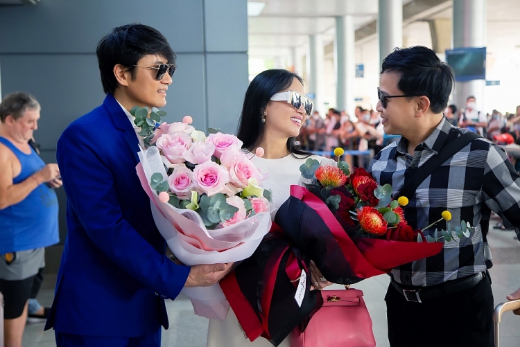 Ca sĩ Hà Phương rạng rỡ sau chuyến bay dài về Việt Nam ăn Tết