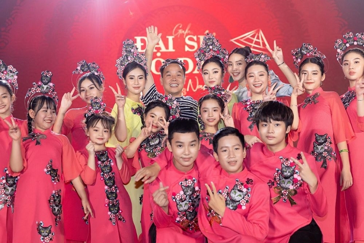 Dàn người mẫu 'Đại sứ áo dài Việt Nam' khoe vẻ rạng rỡ trong BST áo dài của NTK Việt Hùng