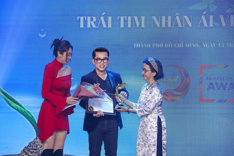 Đạo diễn Nguyễn Quý Khang được vinh danh Đại sứ nhân ái Việt Nam năm 2022
