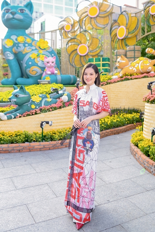 Đoàn Minh Tài và Sunny Đan Ngọc diện áo dài khai trương đường hoa Nguyễn Huệ