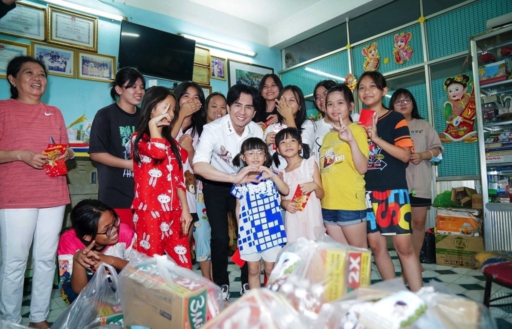 Ca sĩ Đan Trường trao 550 phần quà cho người dân nghèo dịp Tết