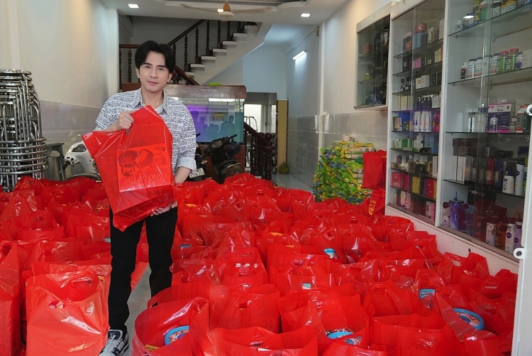 Ca sĩ Đan Trường trao 550 phần quà cho người dân nghèo dịp Tết