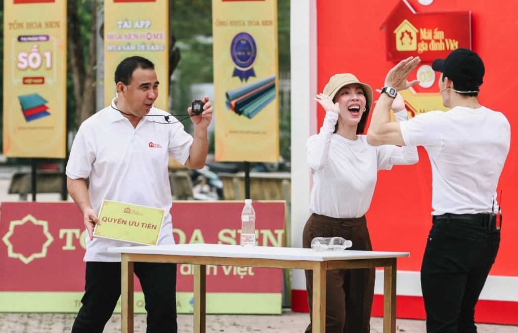 'Mái ấm gia đình Việt': 32 nghệ sĩ Việt đồng lòng mang về hơn 1,5 tỷ đồng giúp các em nhỏ mồ côi sau đại dịch