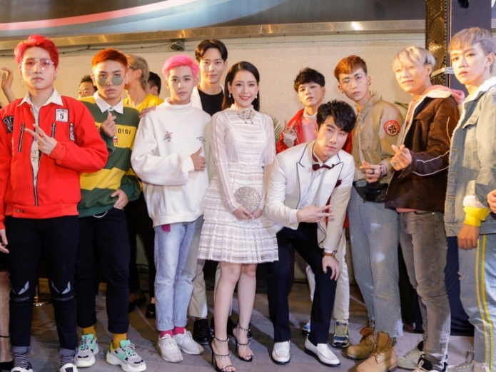 Bất ngờ xuất hiện 7 anh chàng đẹp như Hàn Quốc trong buổi ra mắt phim mới của Chi Pu