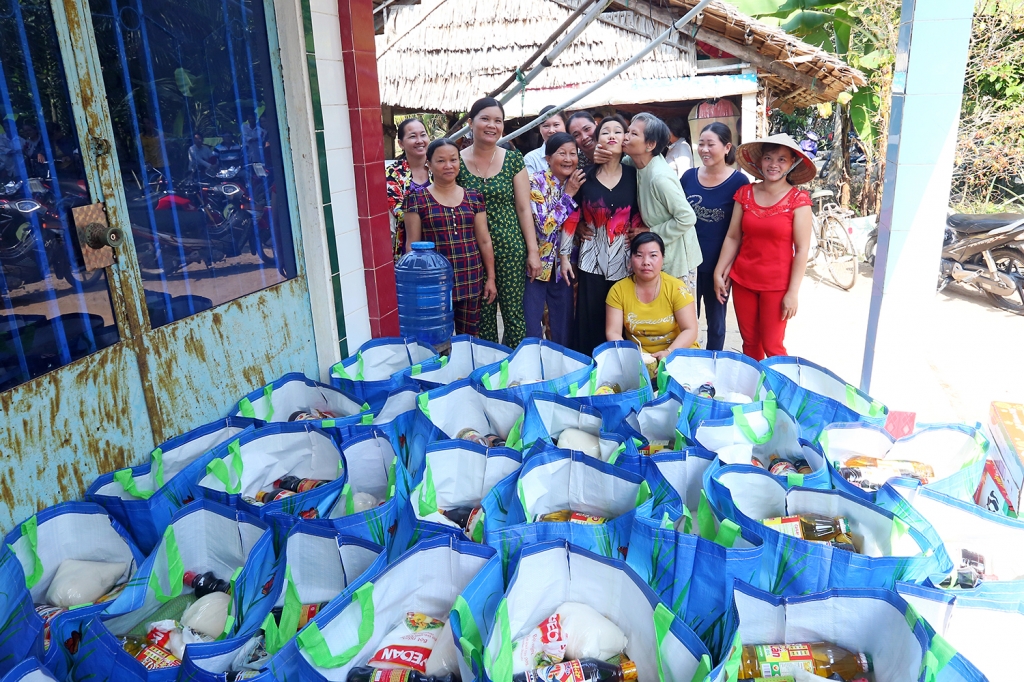 viet huong trao qua tet cho ba con vinh long tra vinh
