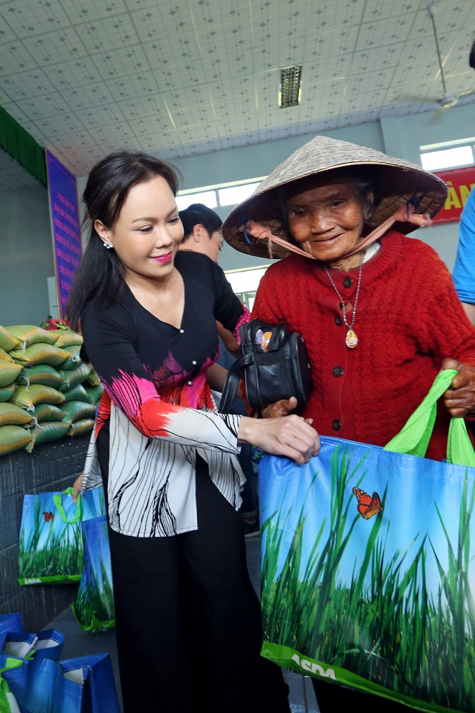 viet huong trao qua tet cho ba con vinh long tra vinh