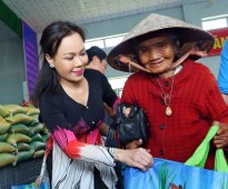 Việt Hương trao quà Tết cho bà con Vĩnh Long, Trà Vinh