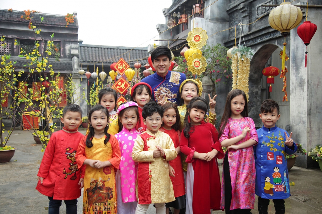 Anh Bo Đan Trường vui Tết sớm cùng fans trong MV xuân anh bo dan truong vui tet som cung fans trong mv xuan