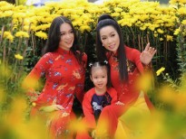 Trịnh Kim Chi cùng hai con gái dạo phố mùa Xuân