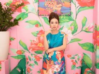 Hoa hậu Jennifer Phạm diện trang phục mới khi làm MC trong chuyến công tác nước ngoài