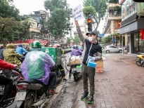 Ca sĩ Khắc Việt tặng khẩu trang cho người dân ở Hà Nội, Yên Bái và Tp. Hồ Chí Minh