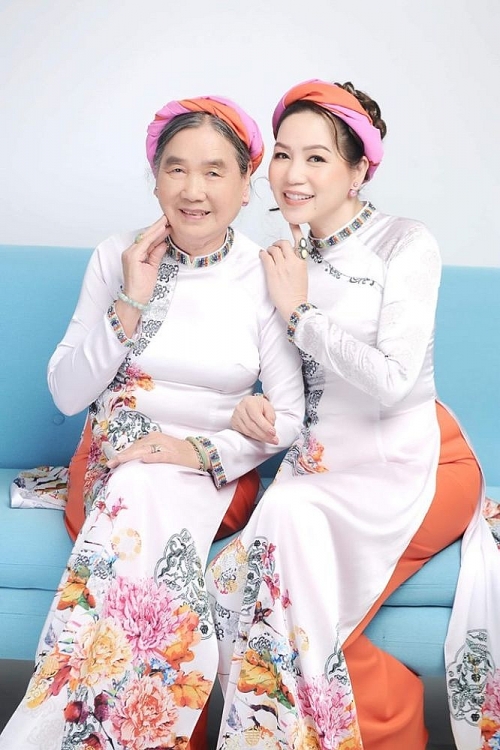 gia dinh 4 the he cua hoa hau trinh van anh dien ao dai viet hung don xuan