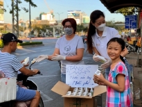 Hoa hậu Khánh Vân tặng nước rửa tay cho người dân phòng tránh dịch bệnh