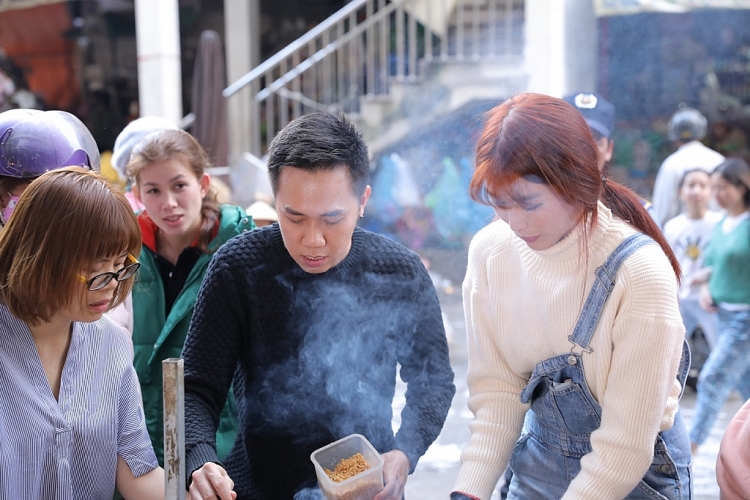 anh duc boi roi do bung mat khi lien tuc nghe nhac toi hien ho