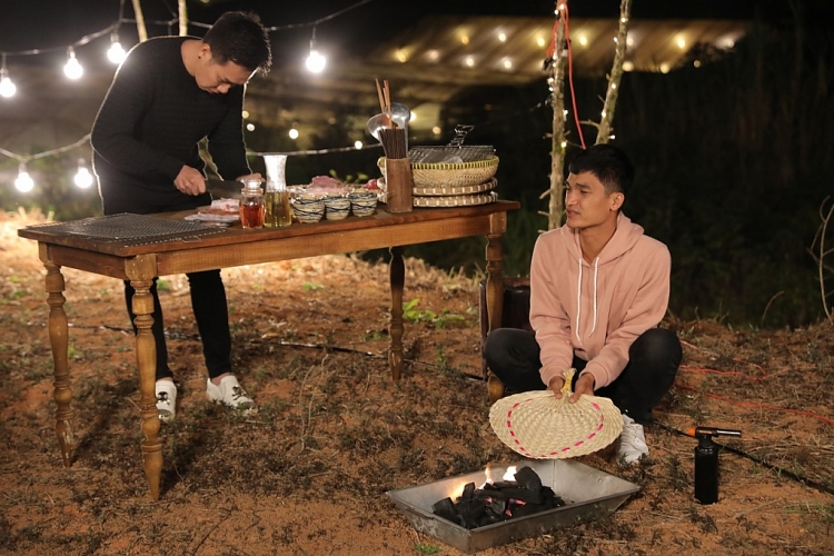 anh duc boi roi do bung mat khi lien tuc nghe nhac toi hien ho