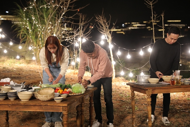 anh duc boi roi do bung mat khi lien tuc nghe nhac toi hien ho