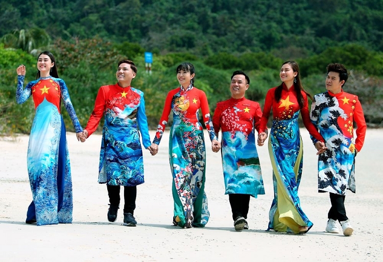 NTK Việt Hùng mang BST 'Mùa xuân biển đảo' lên đất thiêng Côn Đảo