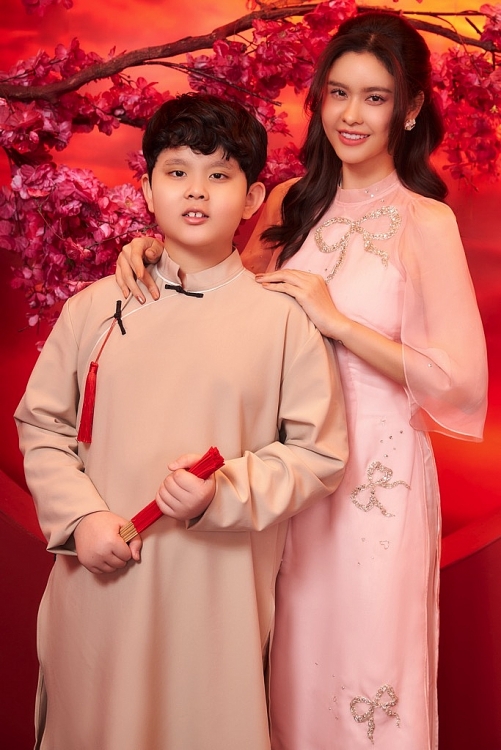 Trương Quỳnh Anh đằm thắm, mặn mà trong bộ ảnh đón Tết cùng con trai 9 tuổi