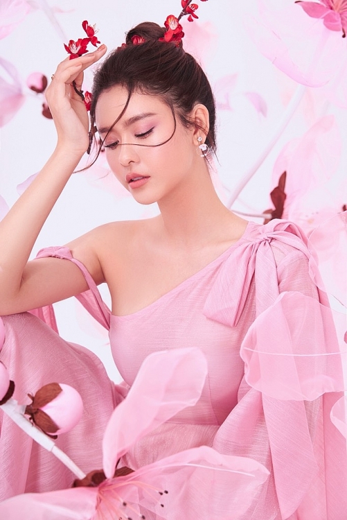 Trương Quỳnh Anh đằm thắm, mặn mà trong bộ ảnh đón Tết cùng con trai 9 tuổi