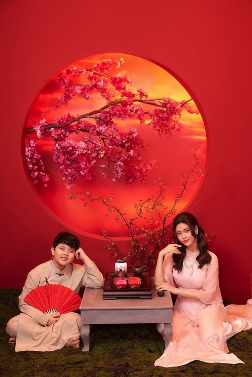 Trương Quỳnh Anh đằm thắm, mặn mà trong bộ ảnh đón Tết cùng con trai 9 tuổi