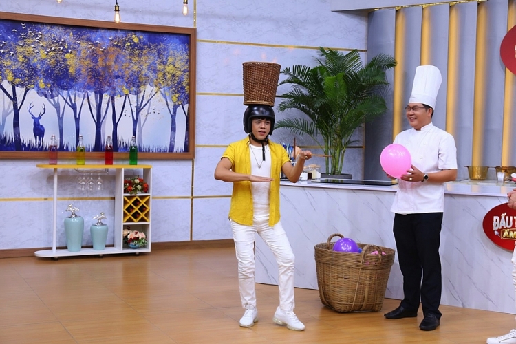 'Đấu trường ẩm thực': Hoàng Hải vừa nấu ăn vừa hát 'vọng cổ hài' khiến Dương Lâm thích mê
