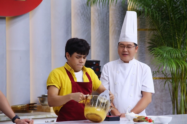 'Đấu trường ẩm thực': Hoàng Hải vừa nấu ăn vừa hát 'vọng cổ hài' khiến Dương Lâm thích mê