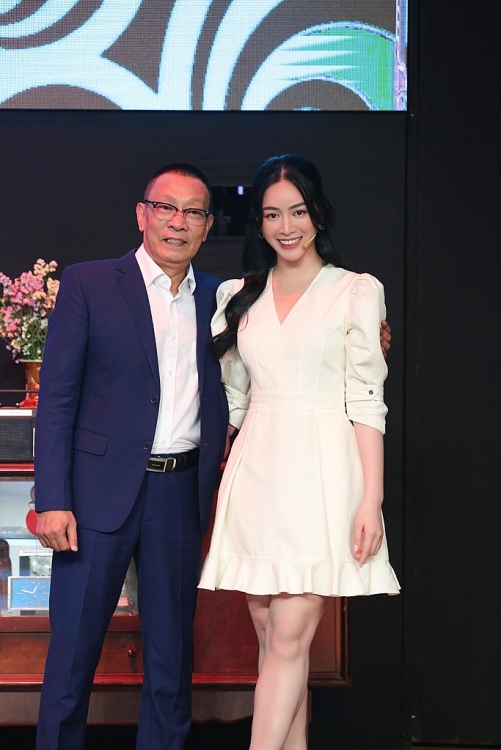 'Ký ức vui vẻ': S.T Sơn Thạch và Mai Thanh Hà giành chiến thắng, tặng cúp cho đạo diễn Trần Ngọc Phong