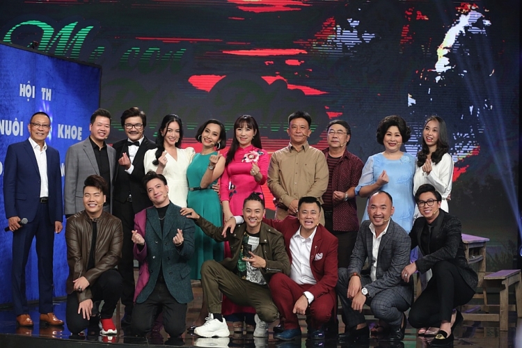 'Ký ức vui vẻ': S.T Sơn Thạch và Mai Thanh Hà giành chiến thắng, tặng cúp cho đạo diễn Trần Ngọc Phong