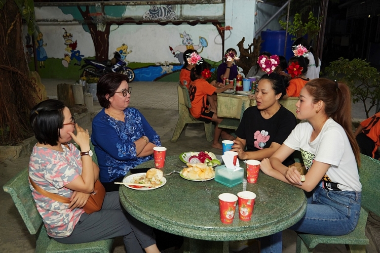 Hoa hậu Khánh Vân thăm ngôi nhà OBV những ngày cận Tết
