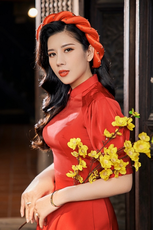 Dương Yến Nhung khoe nét đẹp truyền thống trong tà áo dài