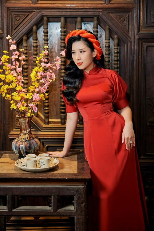 Dương Yến Nhung khoe nét đẹp truyền thống trong tà áo dài