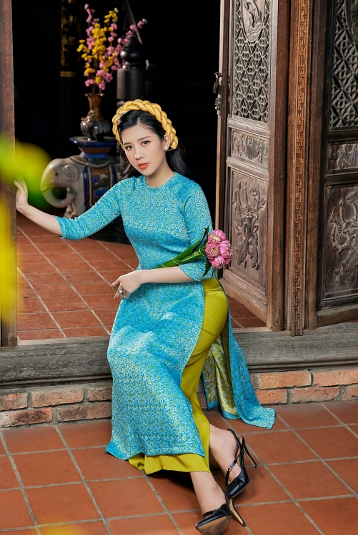 Dương Yến Nhung khoe nét đẹp truyền thống trong tà áo dài