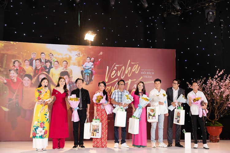 Hồ Bích Trâm bật khóc khi hai lần hủy họp báo ra mắt phim vì dịch