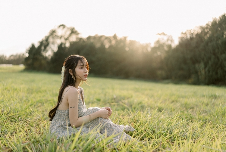 LyLy hát về người con gái khi yêu da diết